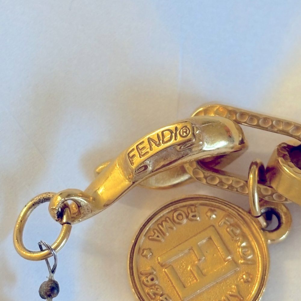 Fendi White and Gold Necklace with Elegant Design - Picture 2 of 7